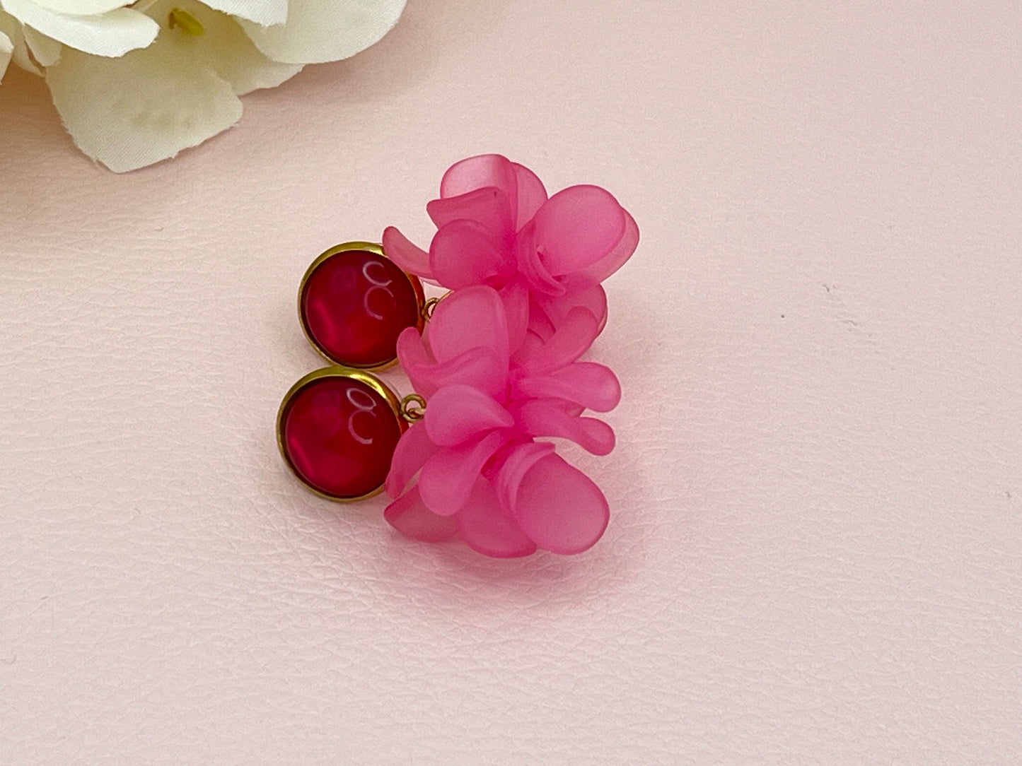 Ornamentohrringe, leichte Statementohrringe an vergoldeten Steckern mit Cabochons Grün Rosa - Laury goes Verona