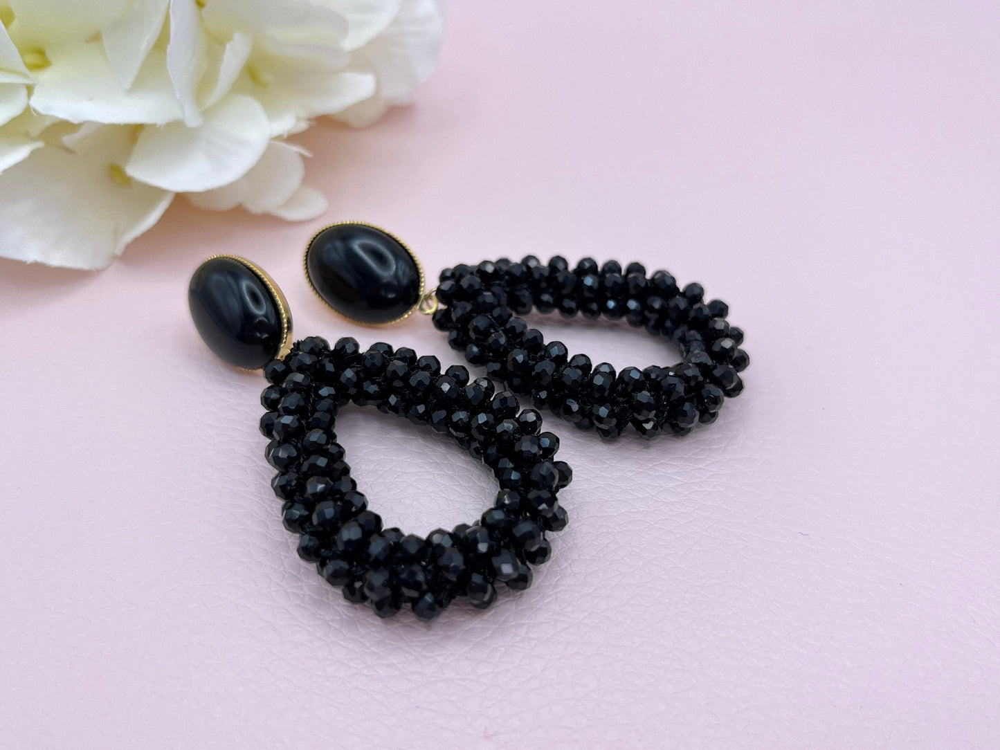 Glitzer Statement Ohrringe mit Facettperlen Tropfen an Ohrsteckern mit Jade Cabochons in Schwarz - Laury goes Côtes d‘Azure