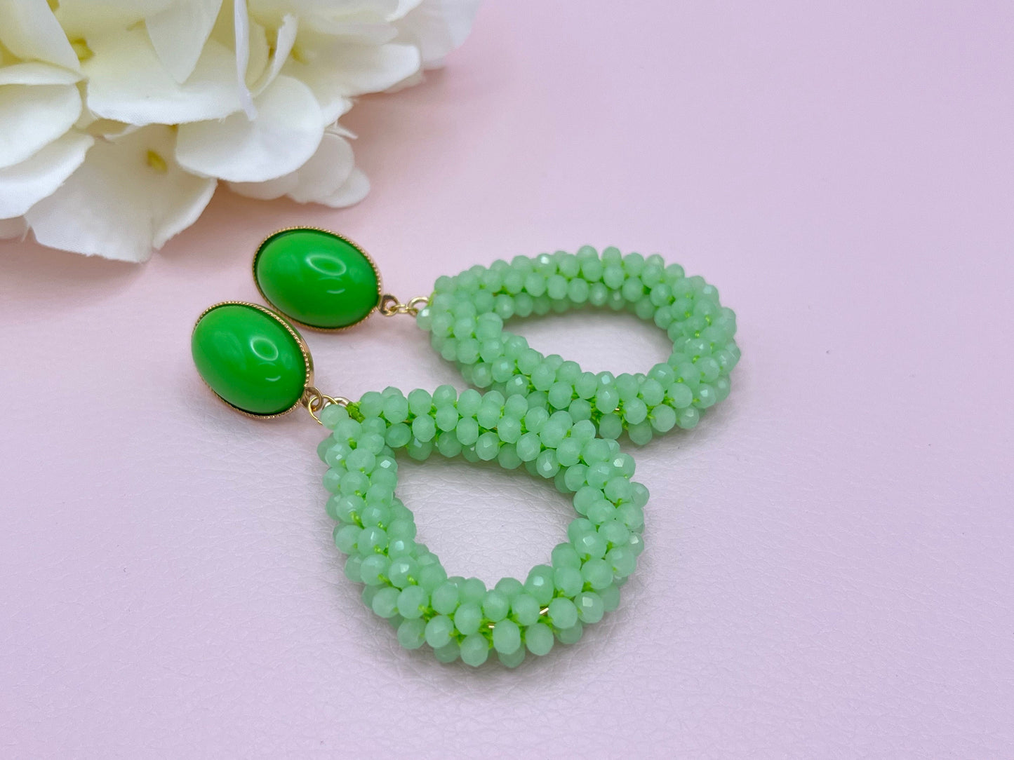 Glitzer Statement Ohrringe mit Facettperlen Tropfen an Ohrsteckern mit Jade Cabochons in Schwarz - Laury goes Côtes d‘Azure