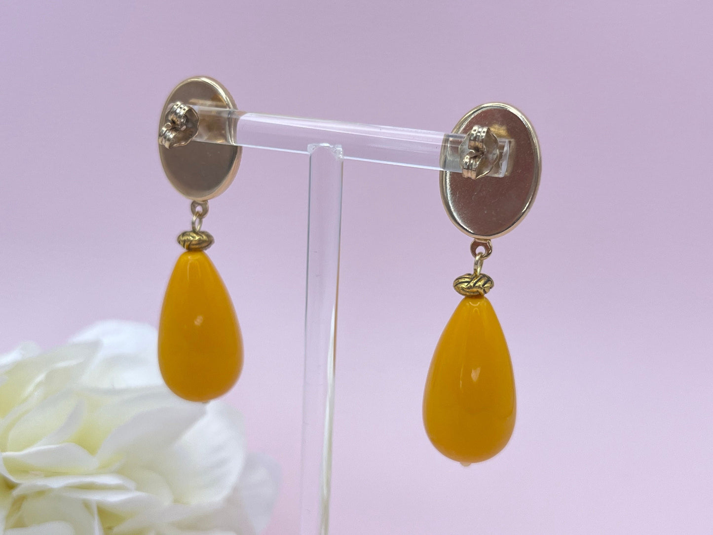 Tropfenohrringe, Statement Ohrringe mit pinken Resintropfen an vergoldeten Steckern mit rosa Jade Cabochons - Laury goes Venice