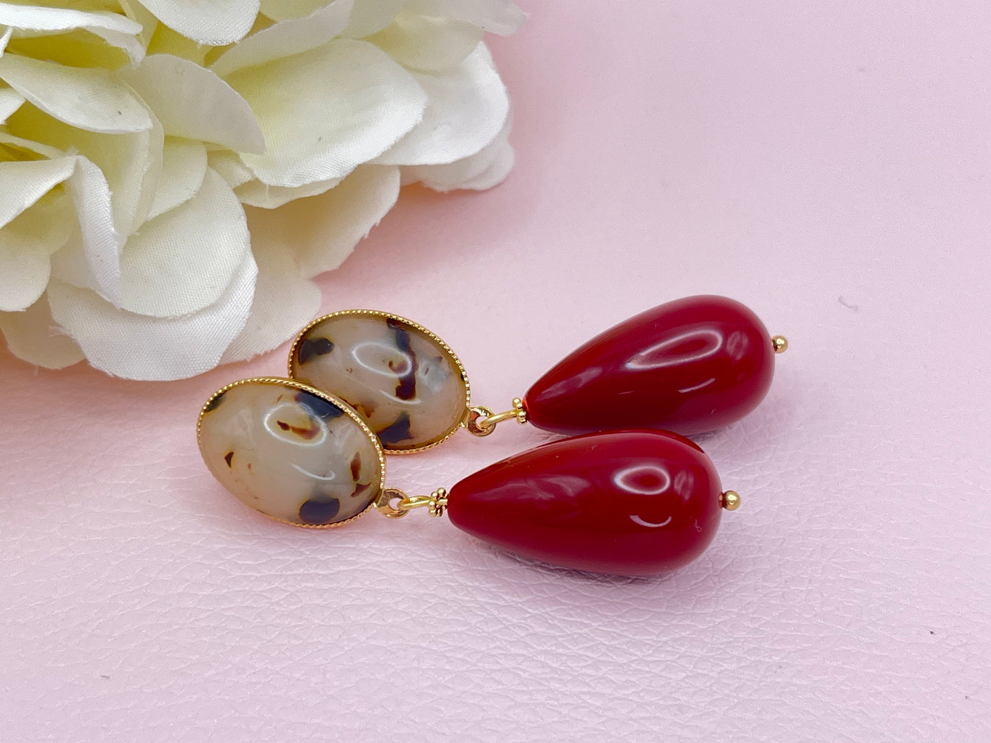 Tropfenohrringe, Statement Ohrringe mit pinken Resintropfen an vergoldeten Steckern mit rosa Jade Cabochons - Laury goes Venice