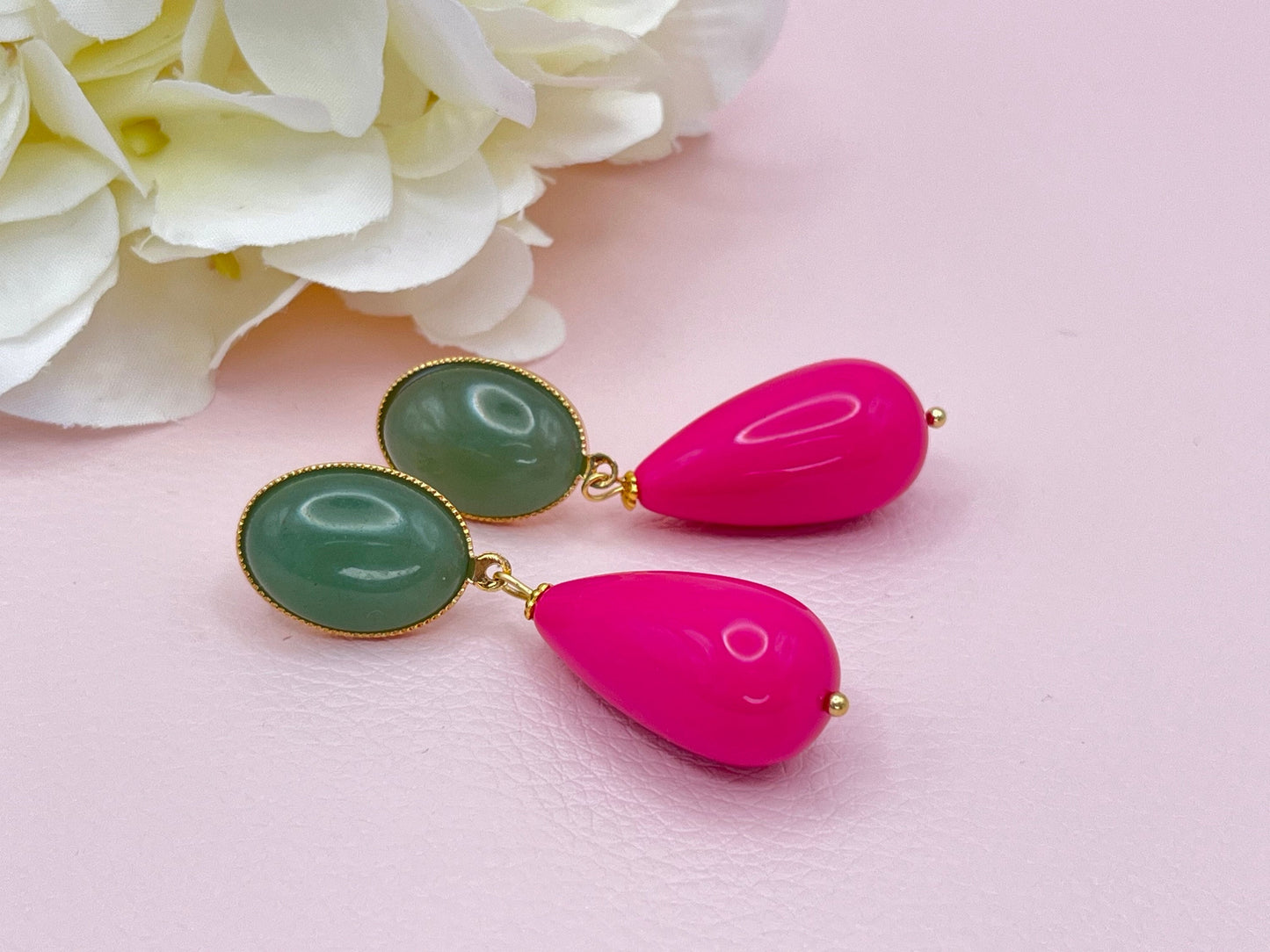 Tropfenohrringe, Statement Ohrringe mit pinken Resintropfen an vergoldeten Steckern mit hellgrünen Jade Cabochons - Laury goes Venice