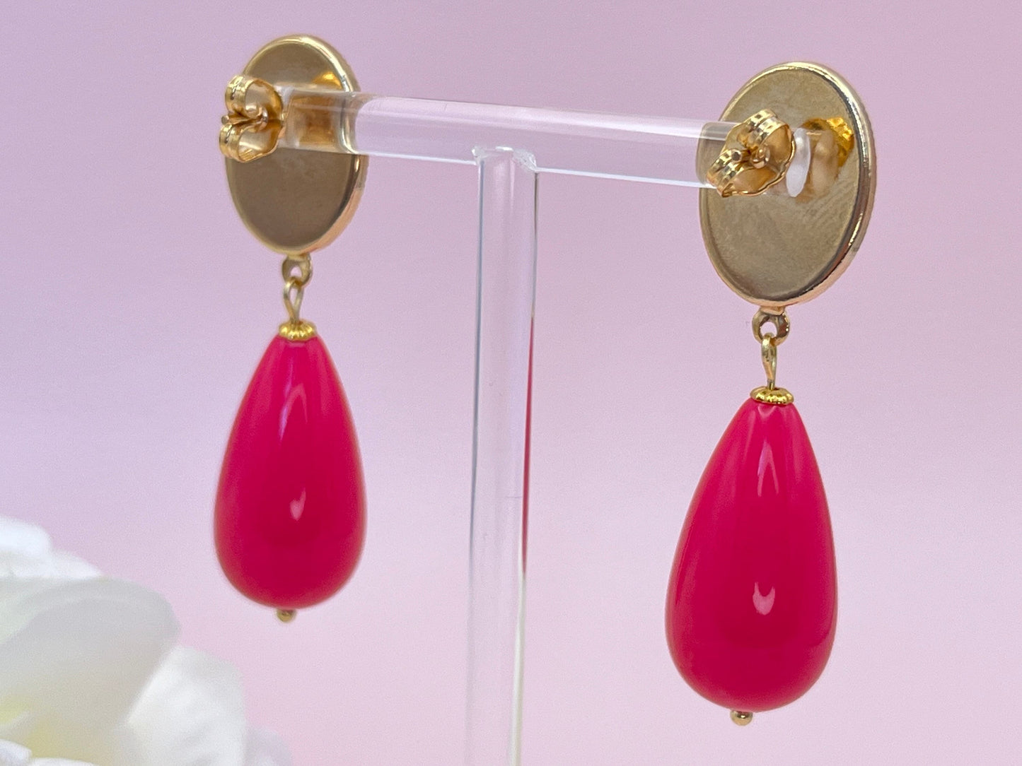 Tropfenohrringe, Statement Ohrringe mit pinken Resintropfen an vergoldeten Steckern mit hellgrünen Jade Cabochons - Laury goes Venice