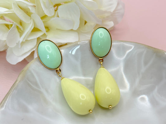Tropfenohrringe, Statement Ohrringe mit Resintropfen in Vanille an vergoldeten Steckern mit Cabochons in Mint - Laury goes Verona