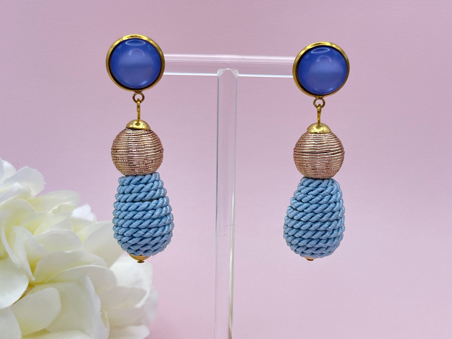 Tropfenohrringe, Statement Ohrringe mit hellblauen Kordeltropfen und goldenen Fadenperlen an blauen Cabochons - Laury goes Inverness