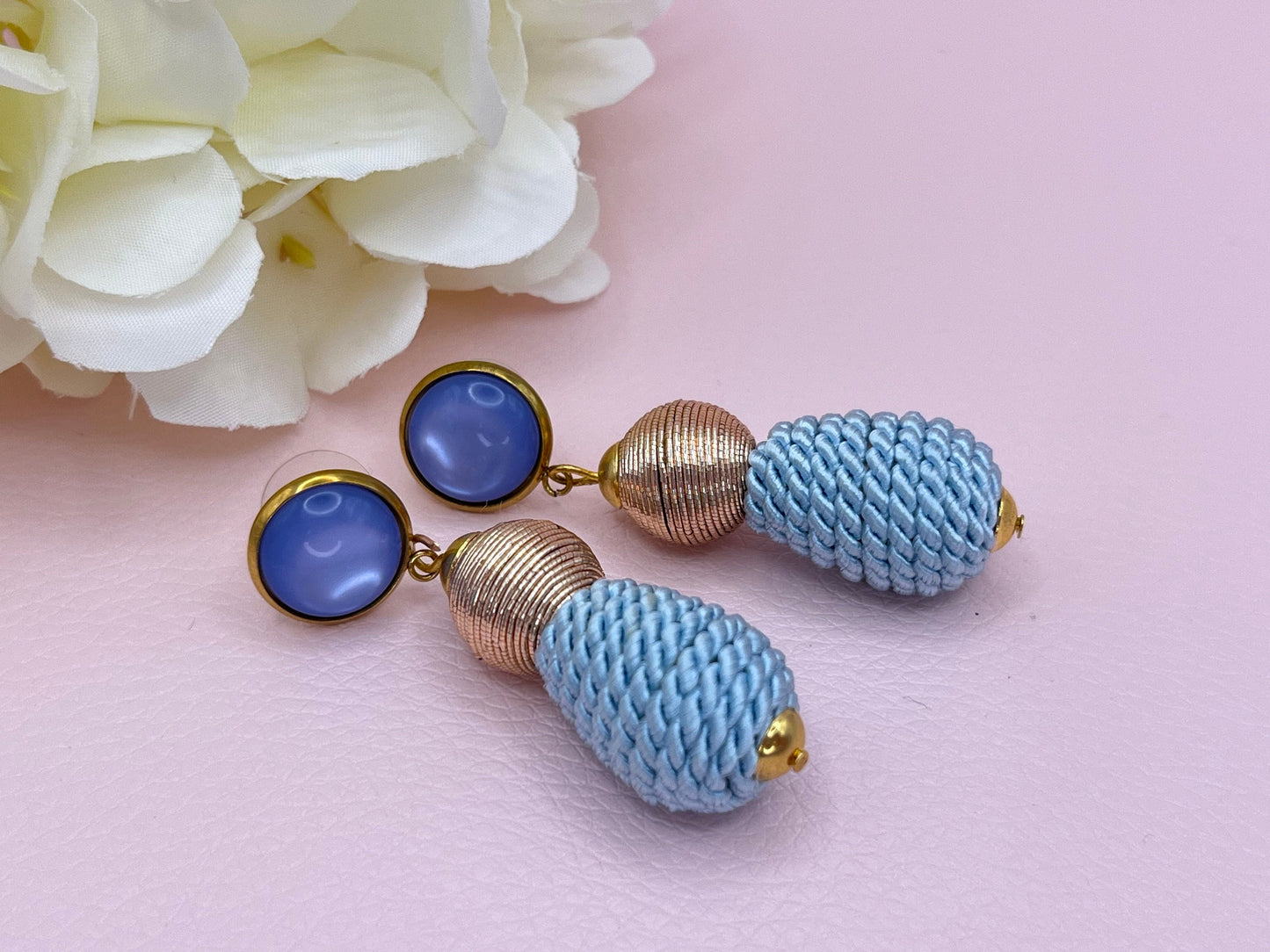 Tropfenohrringe, Statement Ohrringe mit hellblauen Kordeltropfen und goldenen Fadenperlen an blauen Cabochons - Laury goes Inverness