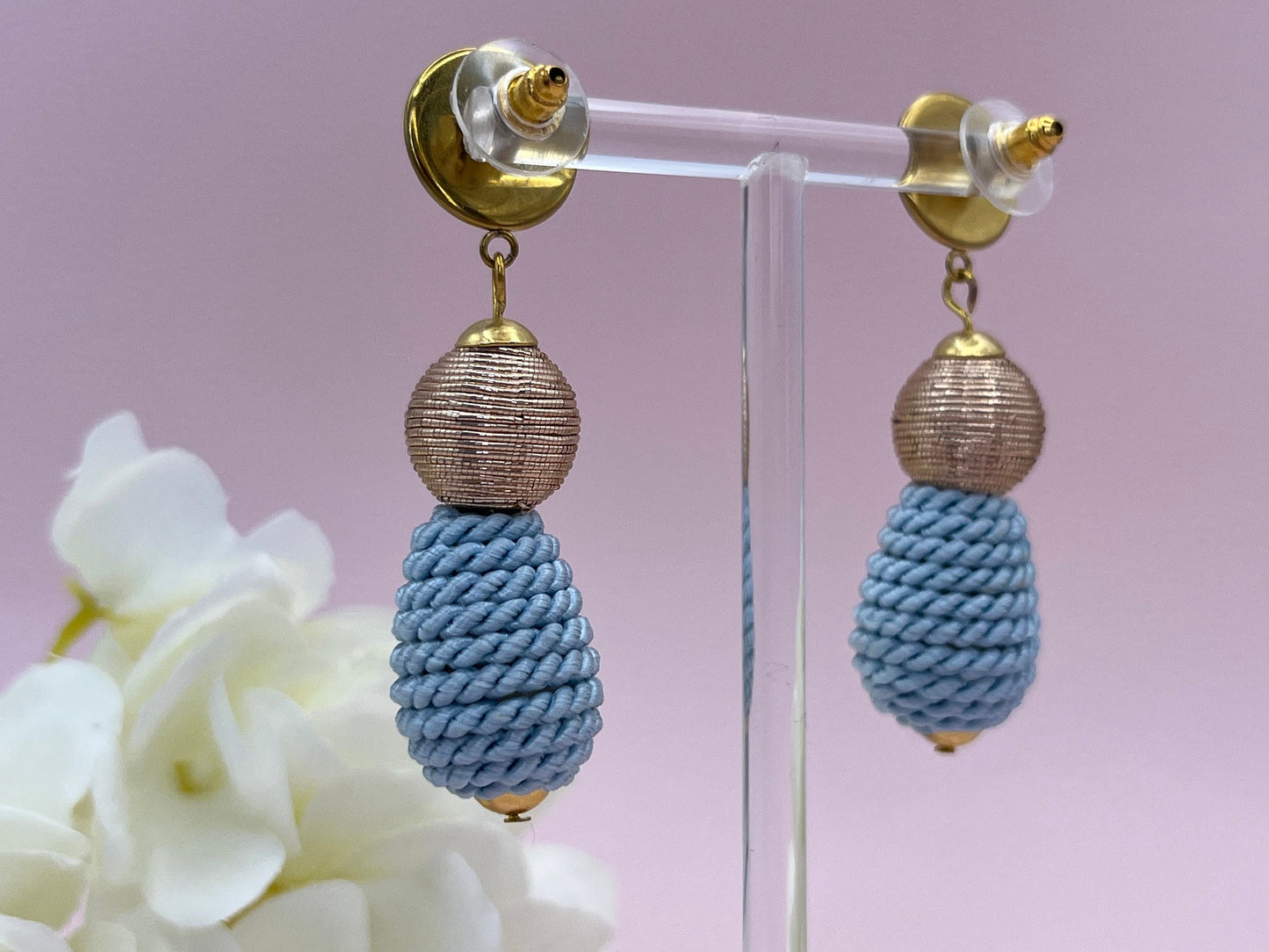 Tropfenohrringe, Statement Ohrringe mit hellblauen Kordeltropfen und goldenen Fadenperlen an blauen Cabochons - Laury goes Inverness