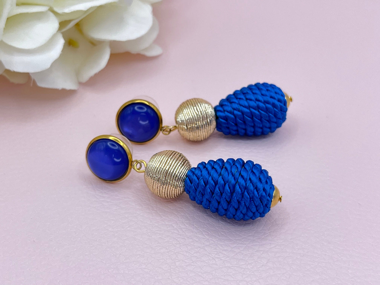 Tropfenohrringe, Statement Ohrringe mit blauen Kordeltropfen und goldenen Fadenperlen an blauen Cabochons - Laury goes Inverness
