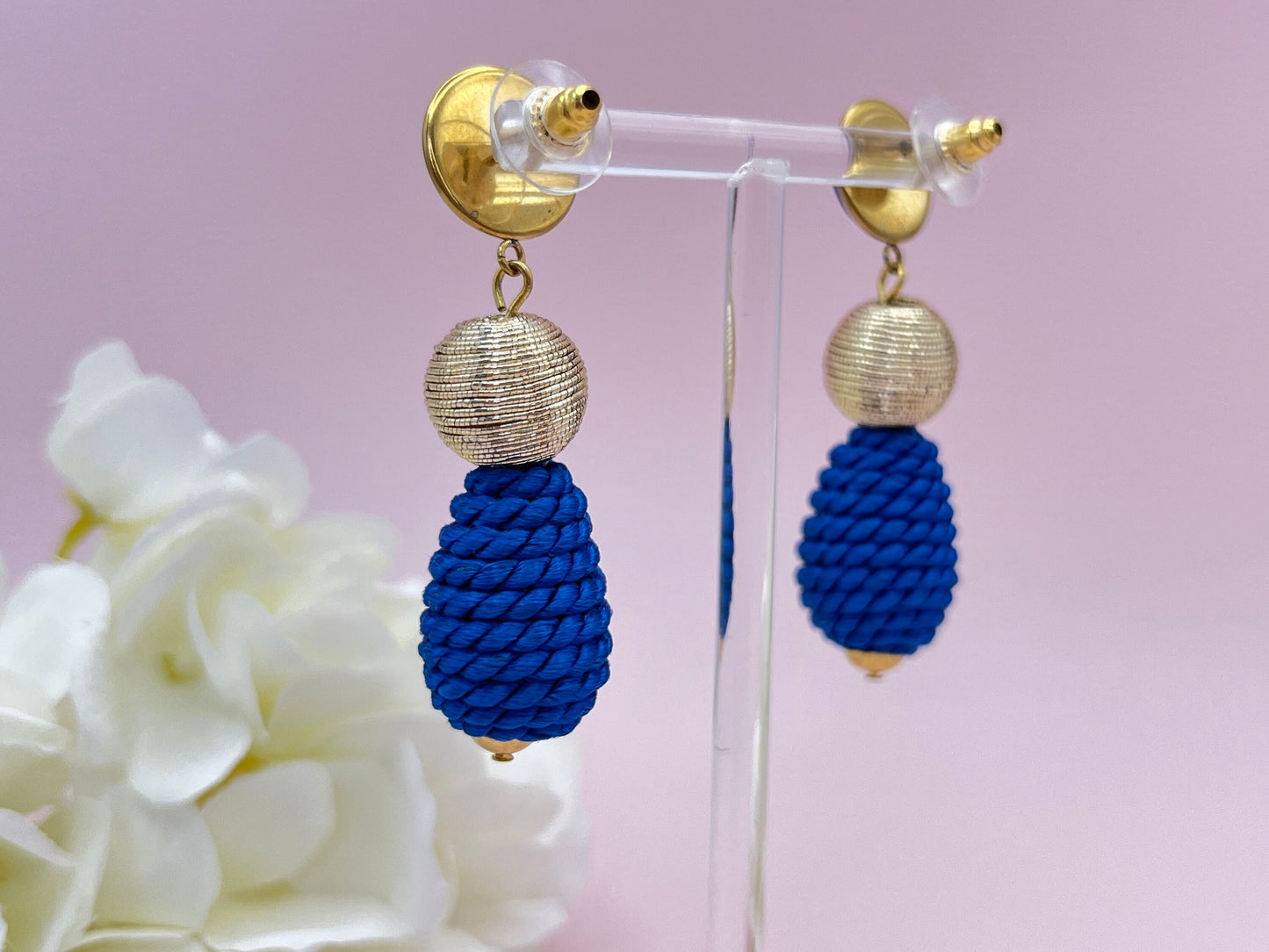 Tropfenohrringe, Statement Ohrringe mit blauen Kordeltropfen und goldenen Fadenperlen an blauen Cabochons - Laury goes Inverness