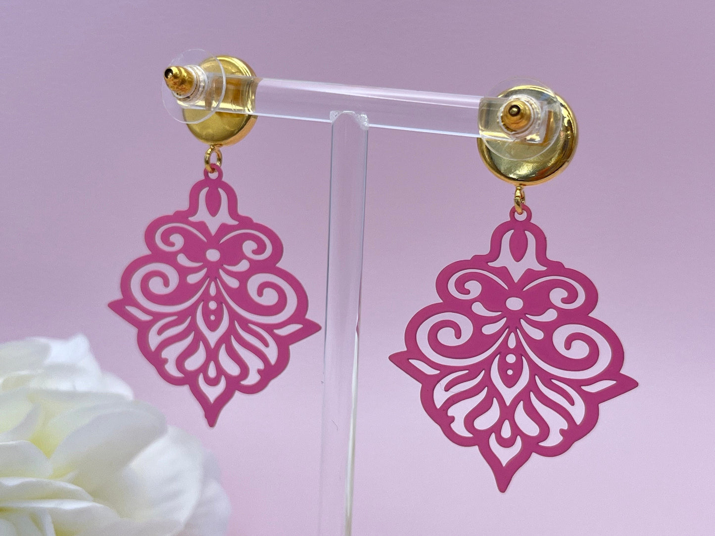 Ornamentohrringe, leichte Statementohrringe mit rosa Ornamentanhängern an vergoldeten Steckern mit grünen Cabochons - Laury goes Goa