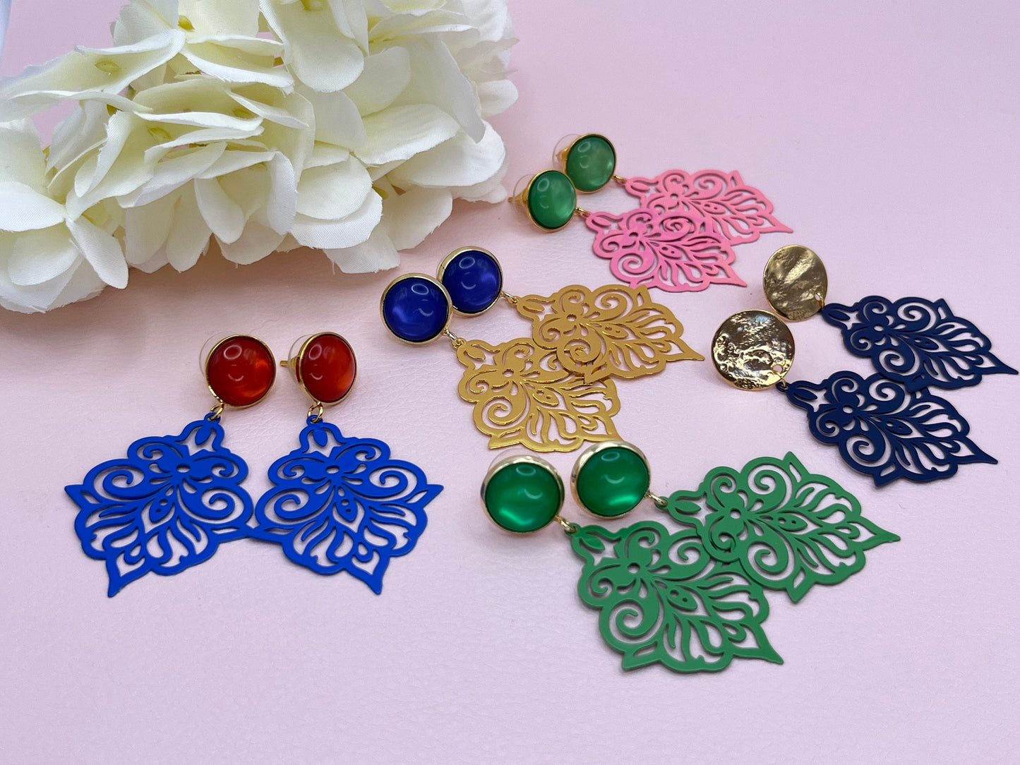 Ornamentohrringe, leichte Statementohrringe an vergoldeten Steckern mit Cabochons Grün Rosa - Laury goes Verona