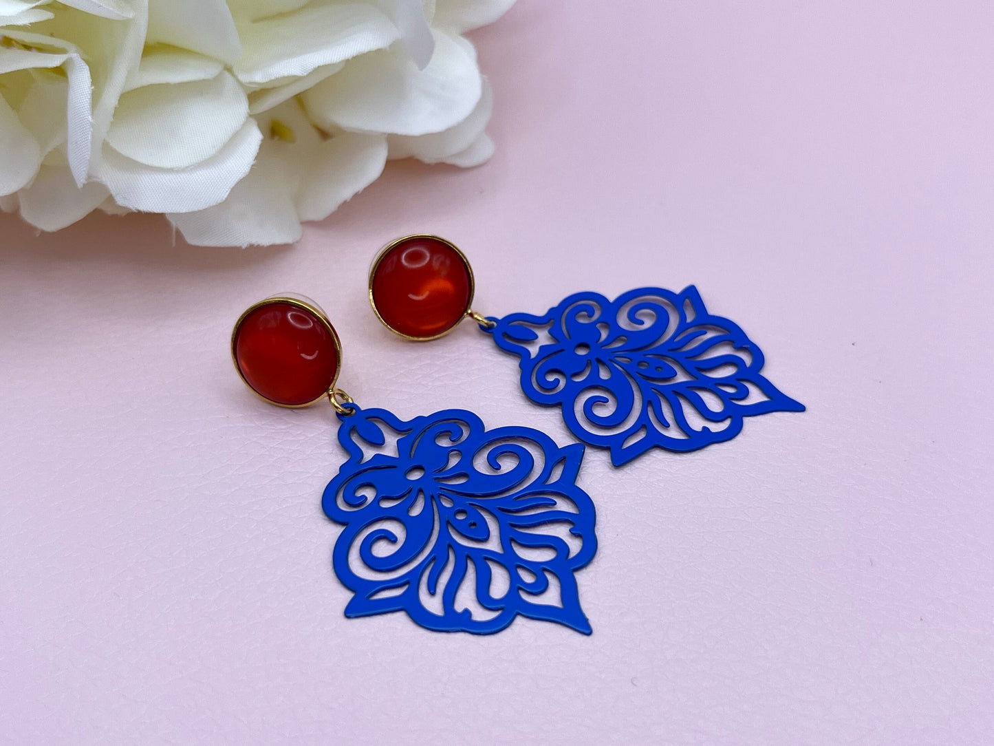 Ornamentohrringe, leichte Statementohrringe an vergoldeten Steckern mit Cabochons Blau Rot - Laury goes Verona