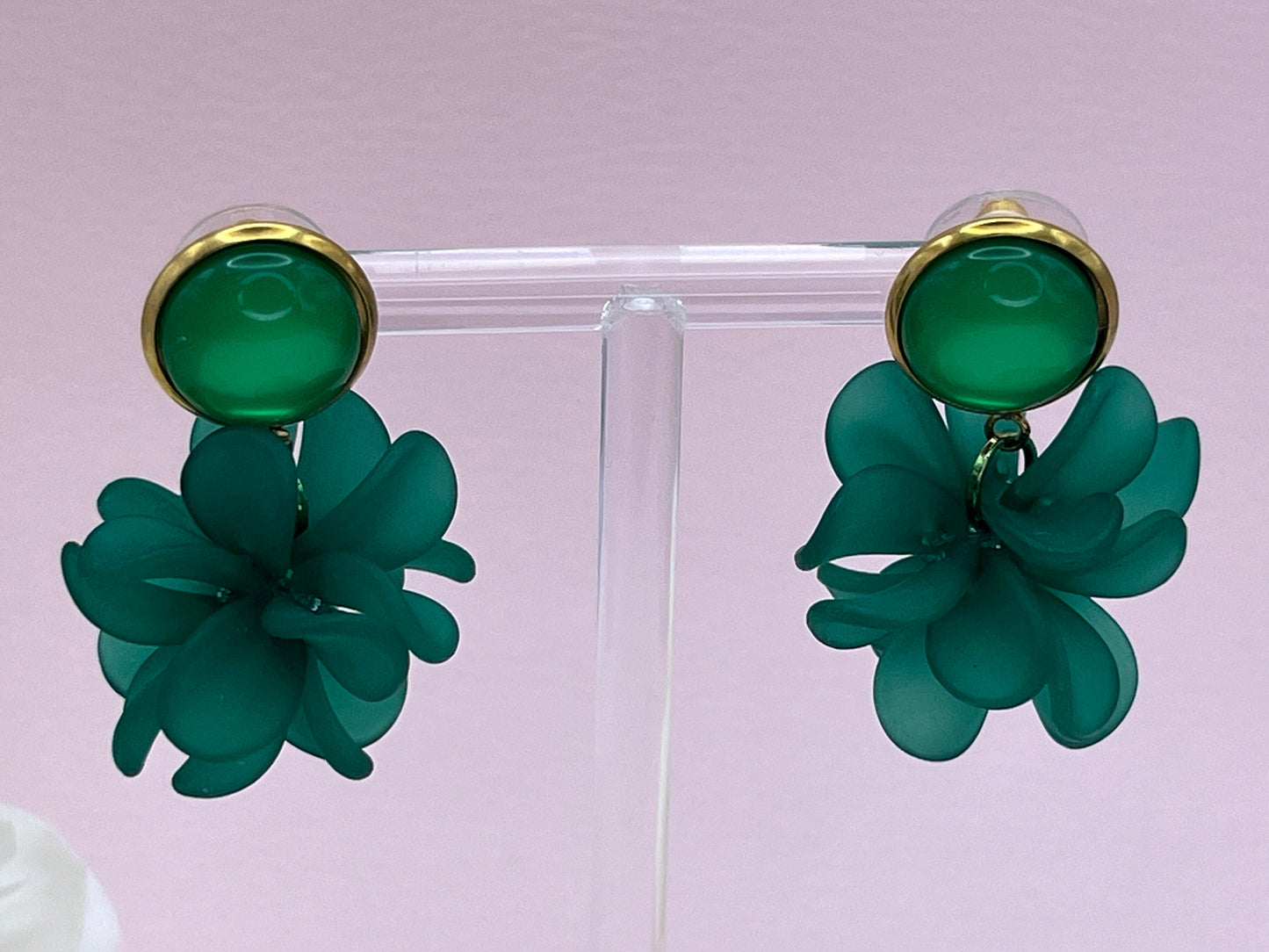 Ornamentohrringe, leichte Statementohrringe an vergoldeten Steckern mit Cabochons Grün Rosa - Laury goes Verona