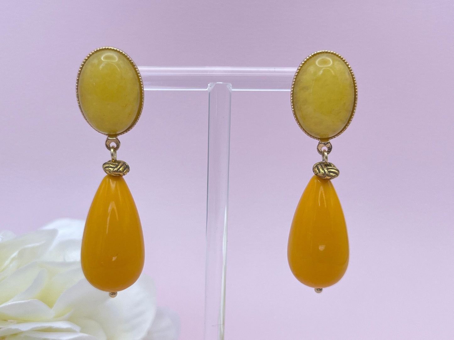 Tropfenohrringe, Statement Ohrringe mit pinken Resintropfen an vergoldeten Steckern mit rosa Jade Cabochons - Laury goes Venice