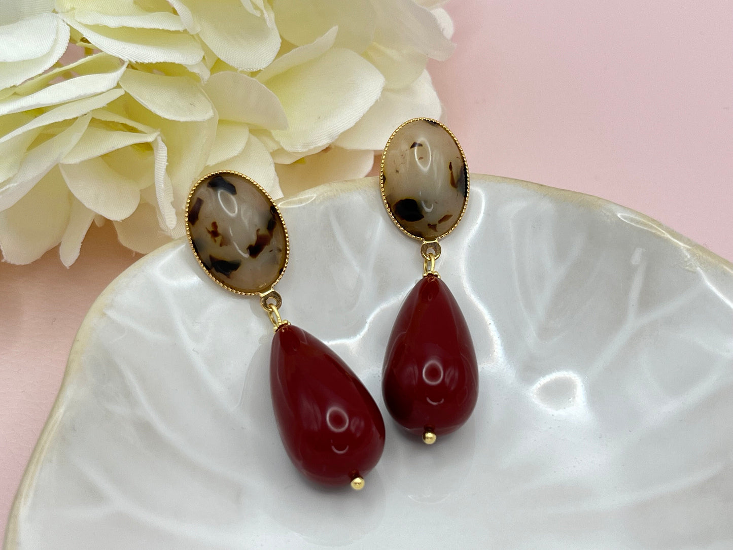 Tropfenohrringe, Statement Ohrringe mit pinken Resintropfen an vergoldeten Steckern mit rosa Jade Cabochons - Laury goes Venice