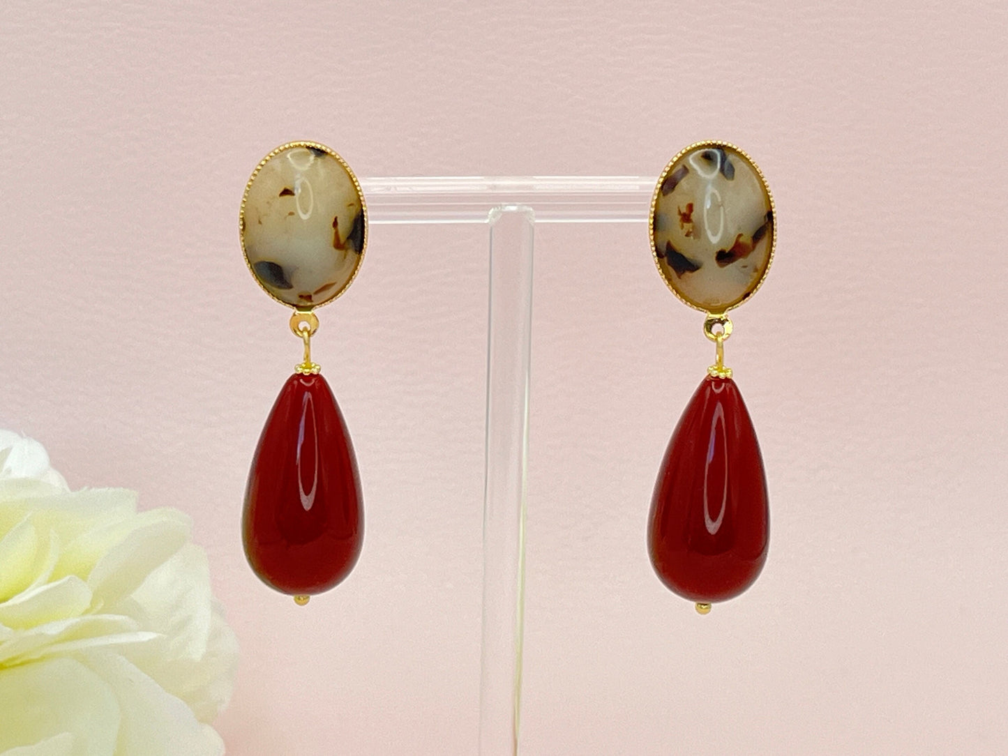 Tropfenohrringe, Statement Ohrringe mit pinken Resintropfen an vergoldeten Steckern mit rosa Jade Cabochons - Laury goes Venice