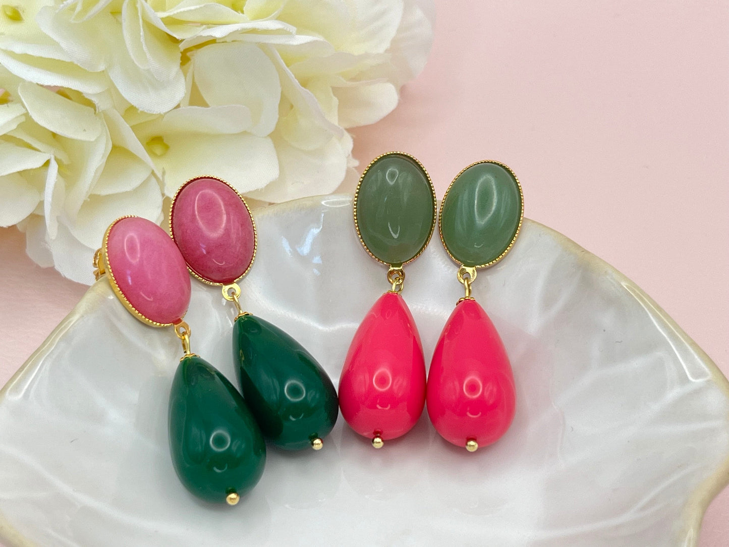 Tropfenohrringe, Statement Ohrringe mit pinken Resintropfen an vergoldeten Steckern mit hellgrünen Jade Cabochons - Laury goes Venice