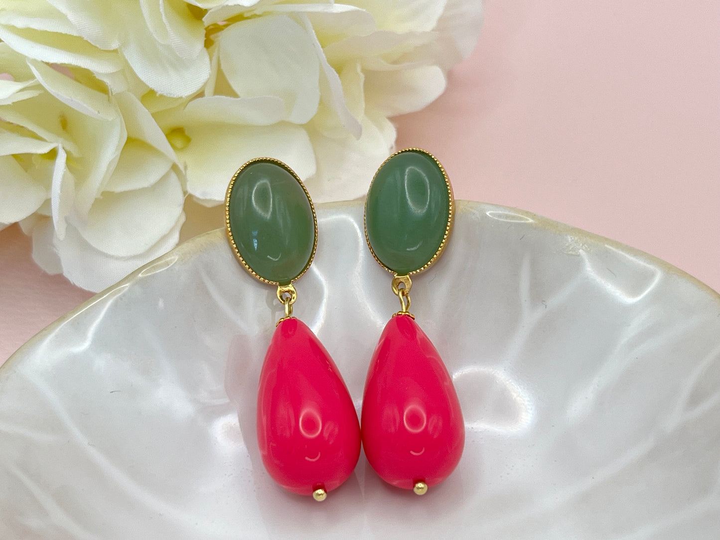Tropfenohrringe, Statement Ohrringe mit pinken Resintropfen an vergoldeten Steckern mit hellgrünen Jade Cabochons - Laury goes Venice