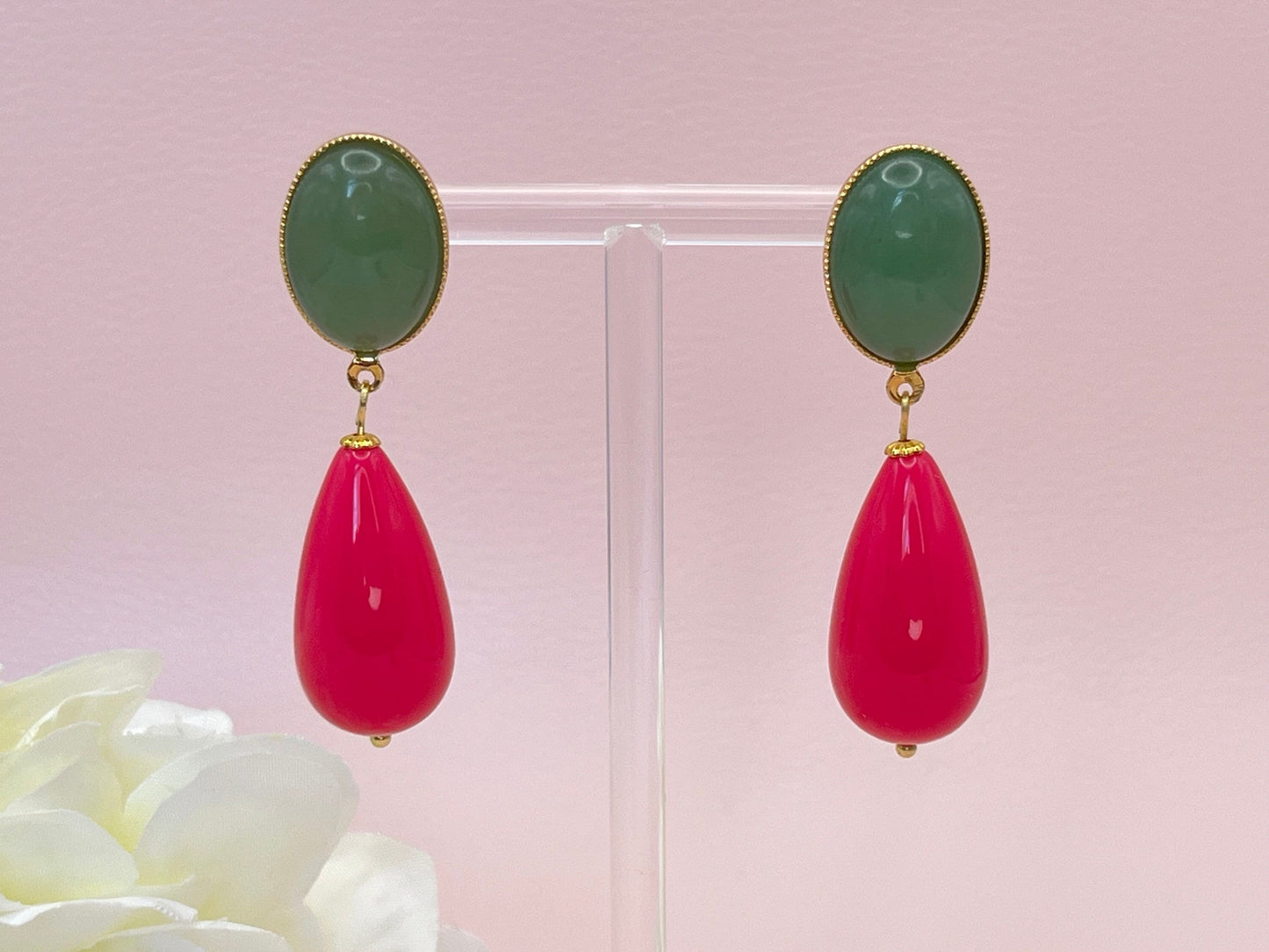 Tropfenohrringe, Statement Ohrringe mit pinken Resintropfen an vergoldeten Steckern mit hellgrünen Jade Cabochons - Laury goes Venice