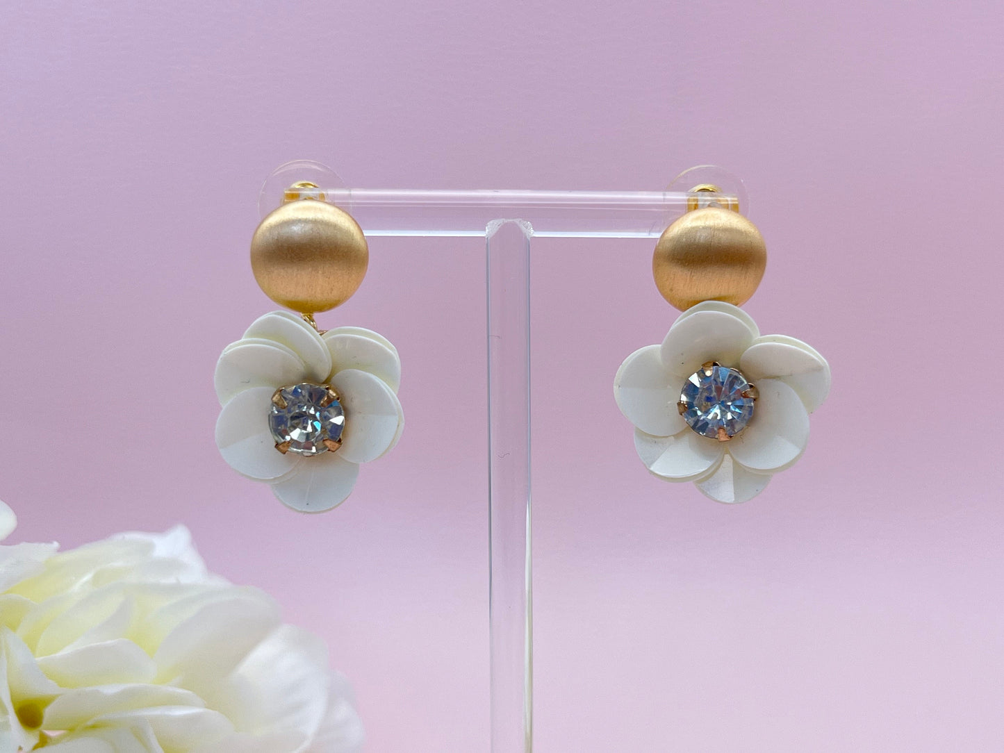 Hängeohrringe, Perlenohrringe mit großer Muschelkernperle an Blumensteckern aus Pailletten und Zirkonia - Laury goes Oslo