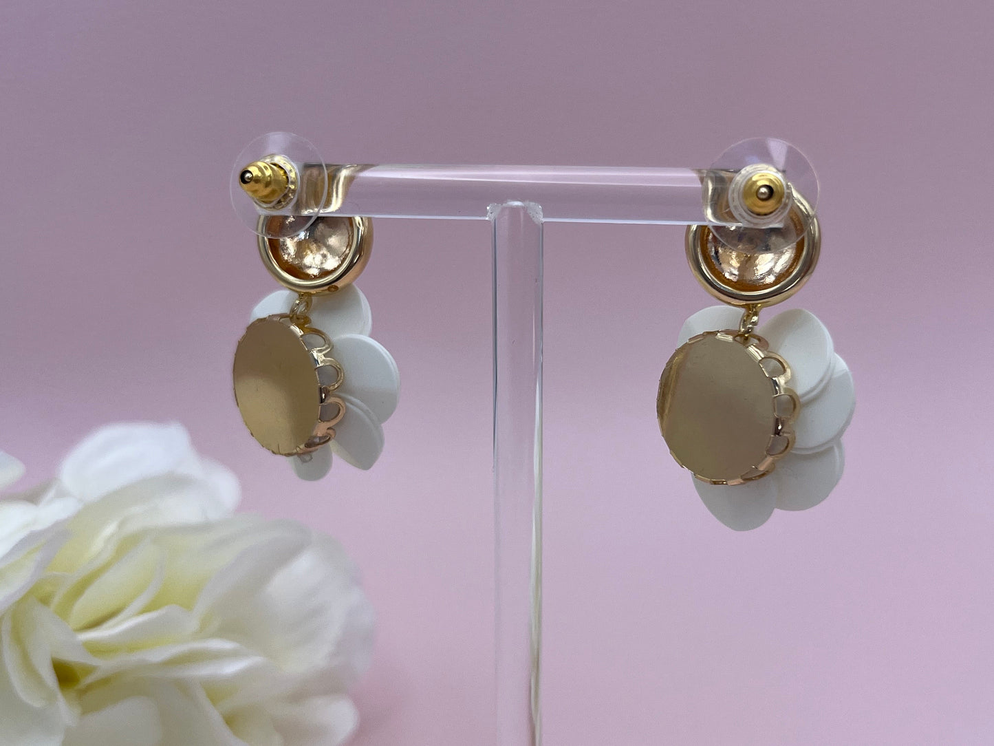 Hängeohrringe, Perlenohrringe mit großer Muschelkernperle an Blumensteckern aus Pailletten und Zirkonia - Laury goes Oslo