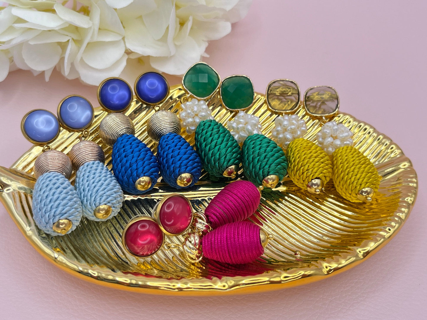 Tropfenohrringe, Statement Ohrringe mit blauen Kordeltropfen und goldenen Fadenperlen an blauen Cabochons - Laury goes Inverness