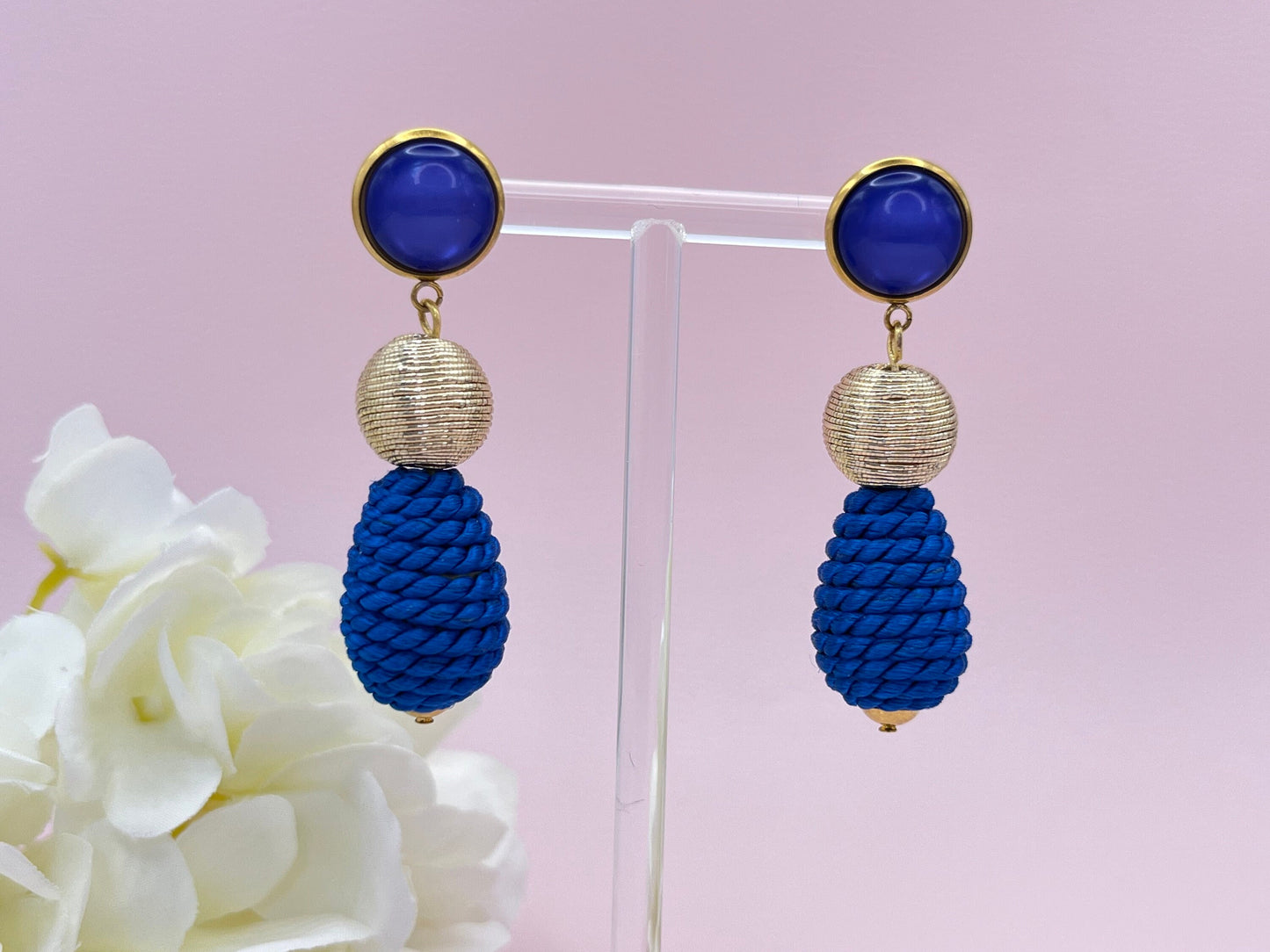 Tropfenohrringe, Statement Ohrringe mit blauen Kordeltropfen und goldenen Fadenperlen an blauen Cabochons - Laury goes Inverness
