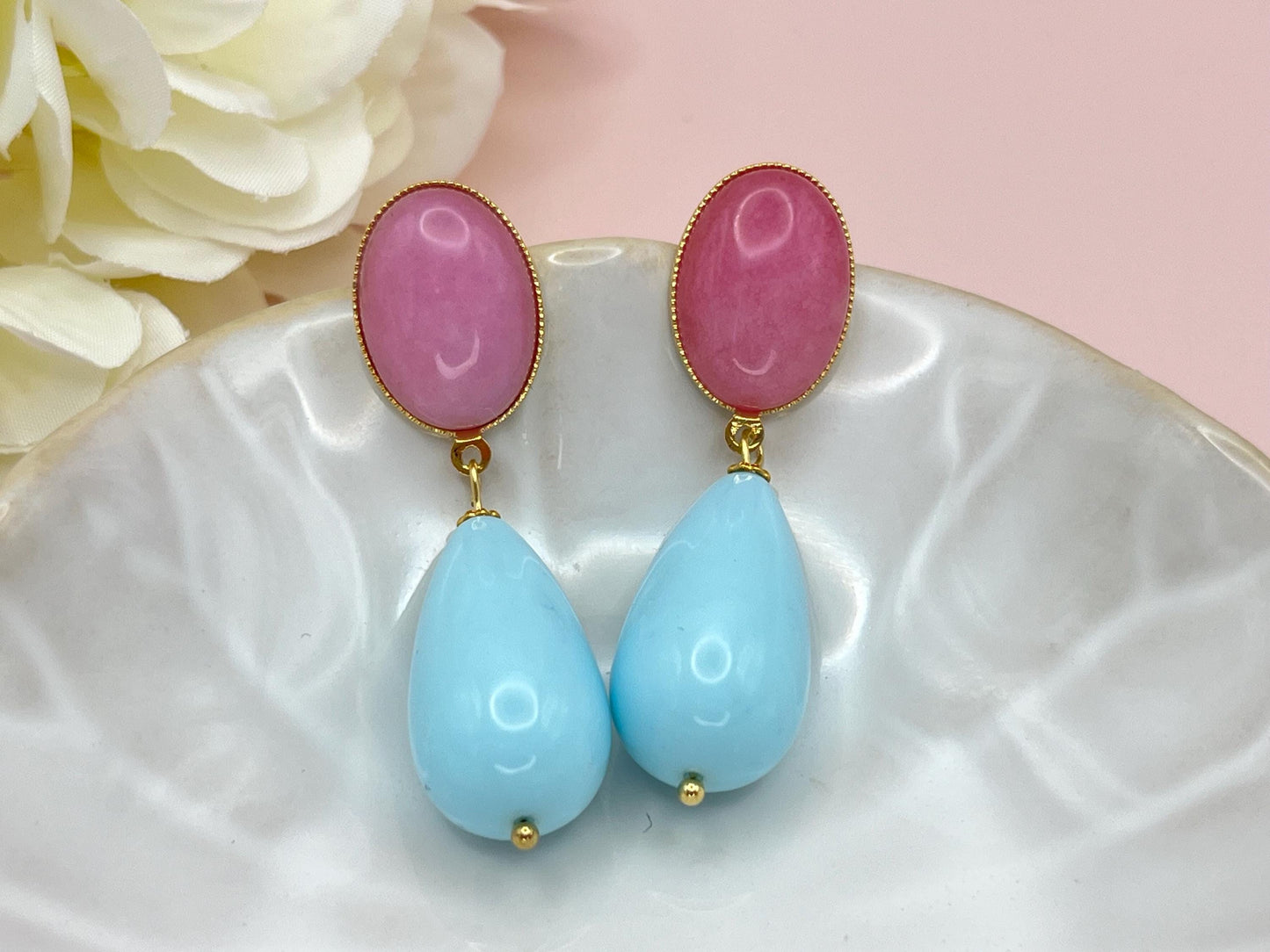 Tropfenohrringe, Statement Ohrringe mit Resintropfen in Hellblau an vergoldeten Steckern mit Rosa Cabochons - Laury goes Verona