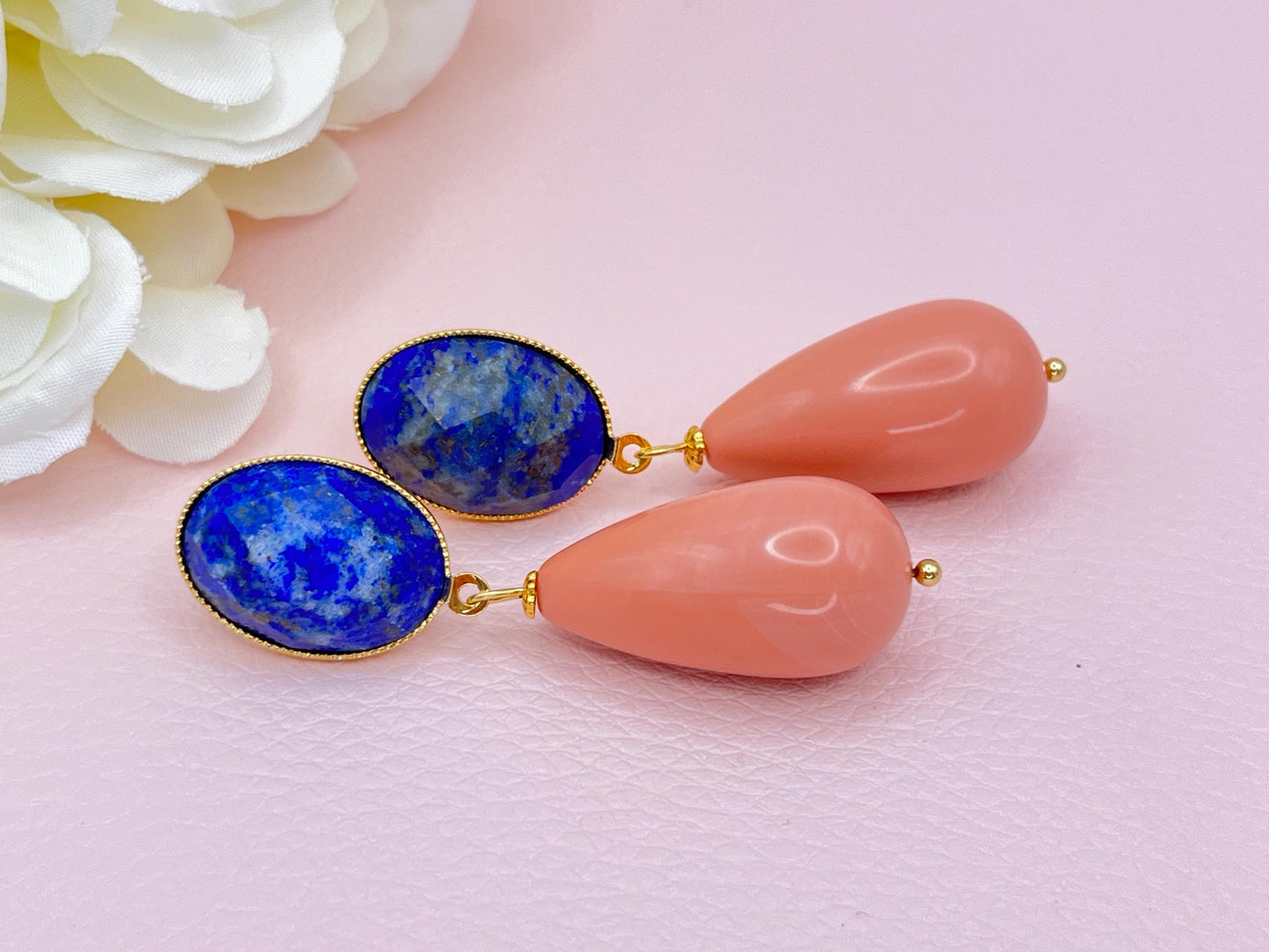 Tropfenohrringe, Statement Ohrringe mit Resintropfen in Koralle an vergoldeten Steckern mit Lapislazuli Cabochons - Laury goes Verona