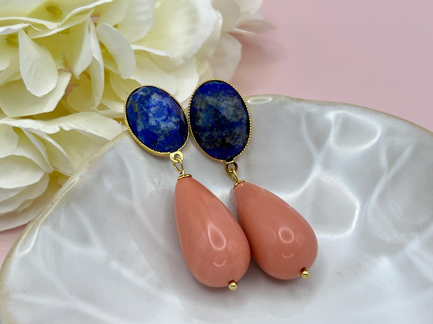 Tropfenohrringe, Statement Ohrringe mit Resintropfen in Koralle an vergoldeten Steckern mit Lapislazuli Cabochons - Laury goes Verona