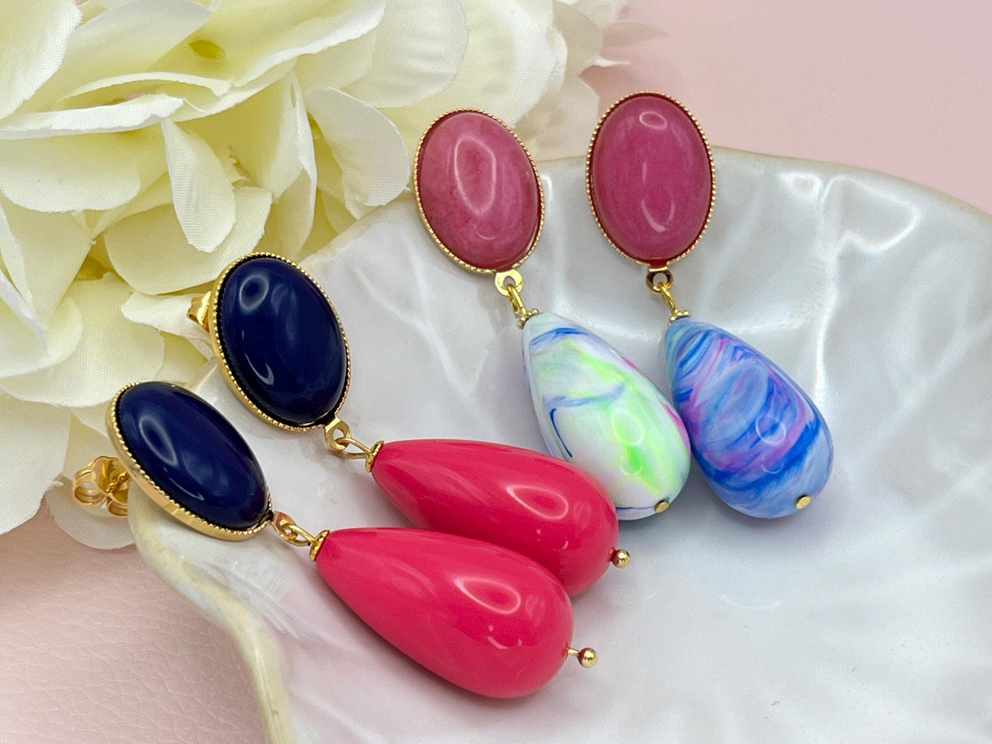 Tropfenohrringe, Statement Ohrringe mit Neon marmorierten Resintropfen an vergoldeten Steckern mit Rosa Jade Cabochons - Laury goes Verona