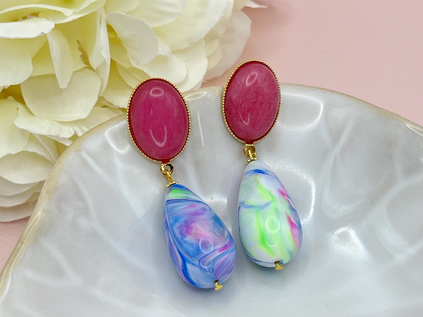 Tropfenohrringe, Statement Ohrringe mit Neon marmorierten Resintropfen an vergoldeten Steckern mit Rosa Jade Cabochons - Laury goes Verona