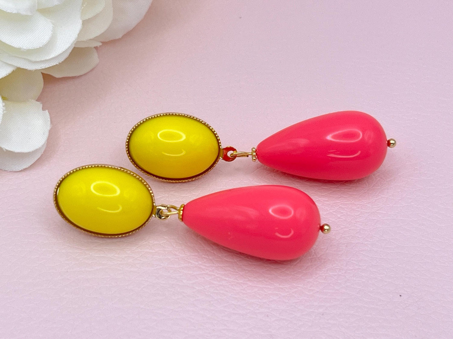Tropfenohrringe, Statement Ohrringe mit Resintropfen in Pink an vergoldeten Steckern mit gelben Cabochons - Laury goes Verona