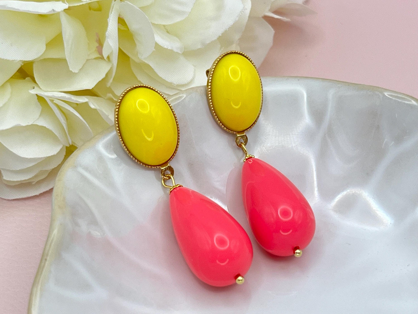 Tropfenohrringe, Statement Ohrringe mit Resintropfen in Pink an vergoldeten Steckern mit gelben Cabochons - Laury goes Verona