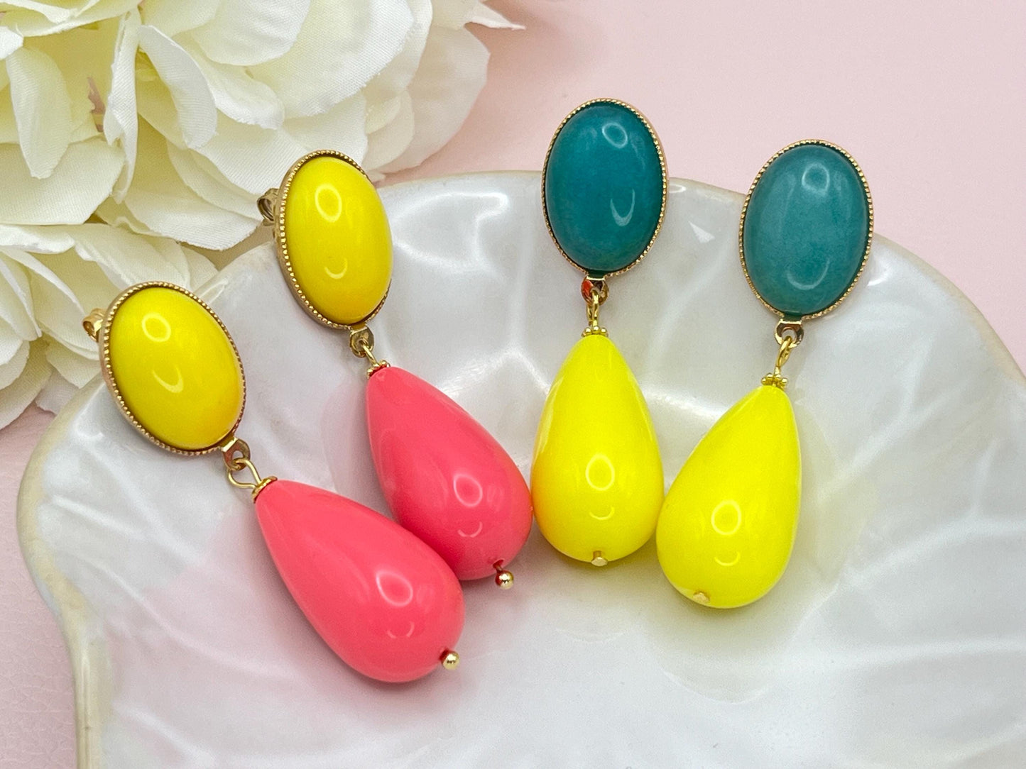 Tropfenohrringe, Statement Ohrringe mit Resintropfen in Pink an vergoldeten Steckern mit gelben Cabochons - Laury goes Verona