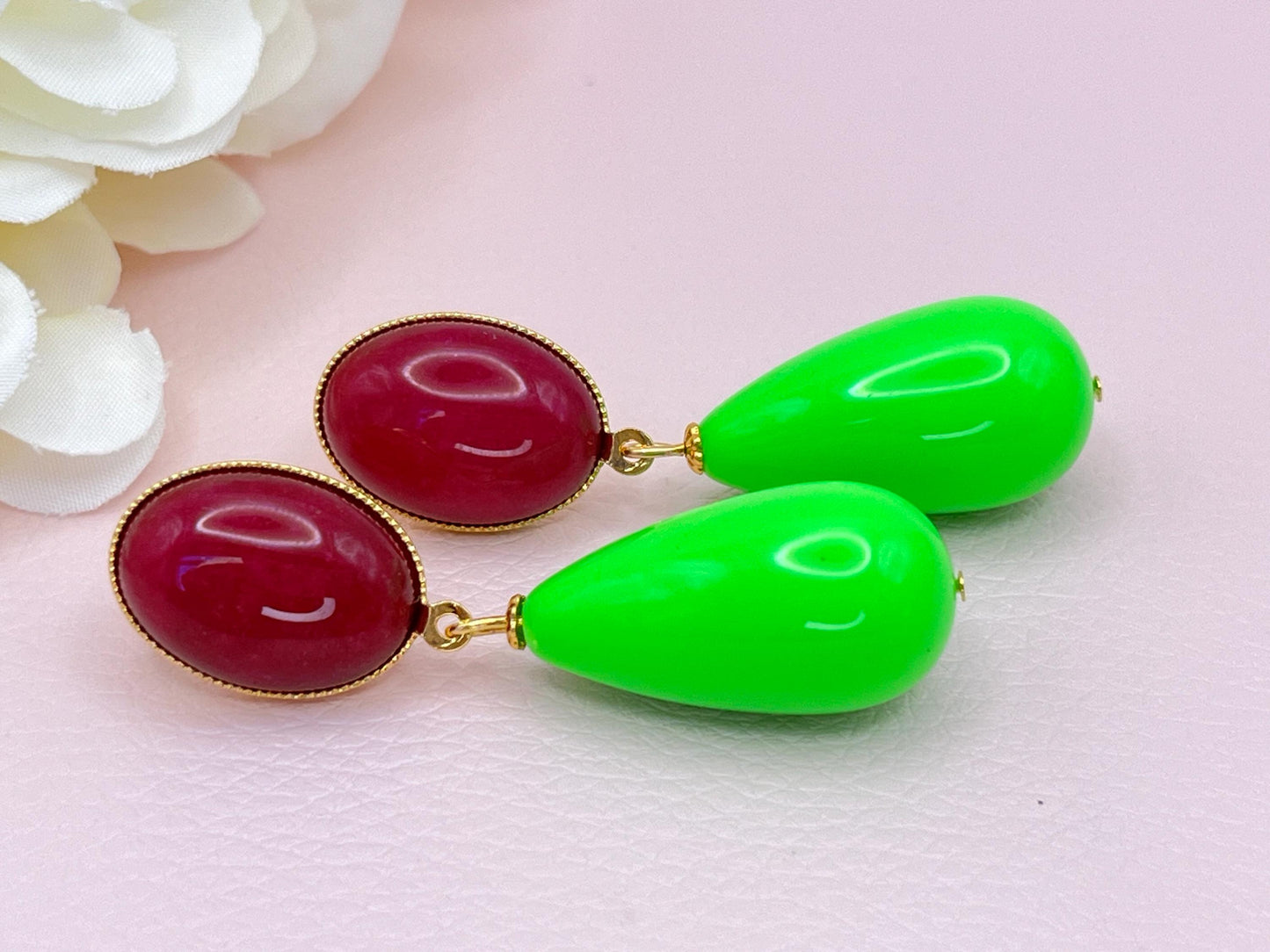Tropfenohrringe, Statement Ohrringe mit Resintropfen in Neon Grün an vergoldeten Steckern mit Jade Cabochons in Fuchsia - Laury goes Verona