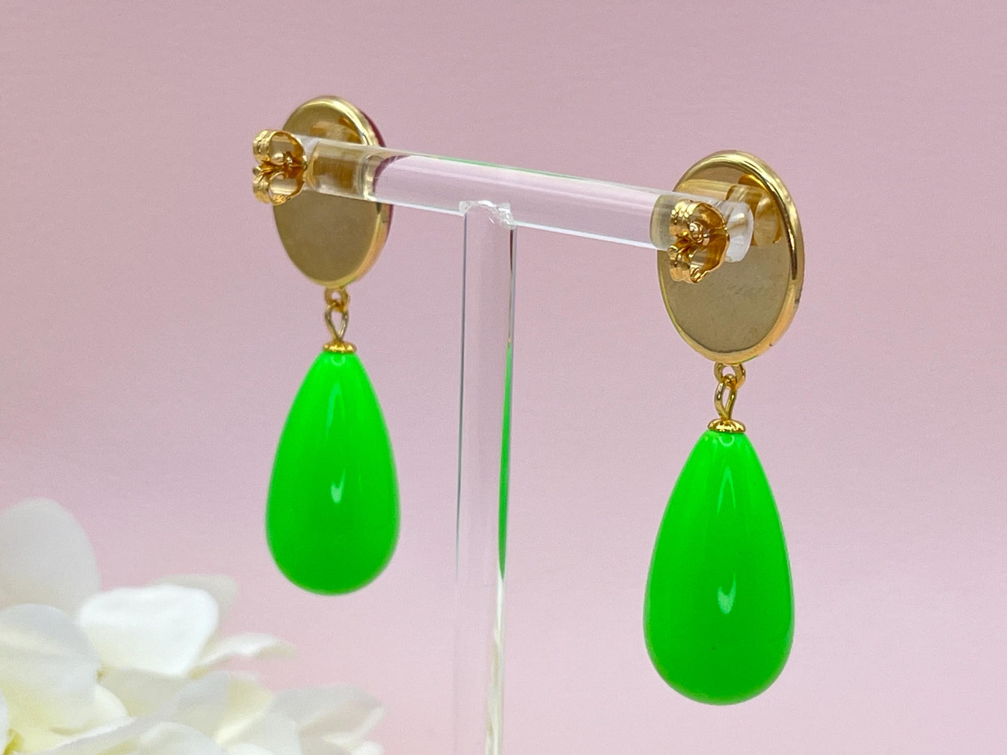 Tropfenohrringe, Statement Ohrringe mit Resintropfen in Neon Grün an vergoldeten Steckern mit Jade Cabochons in Fuchsia - Laury goes Verona