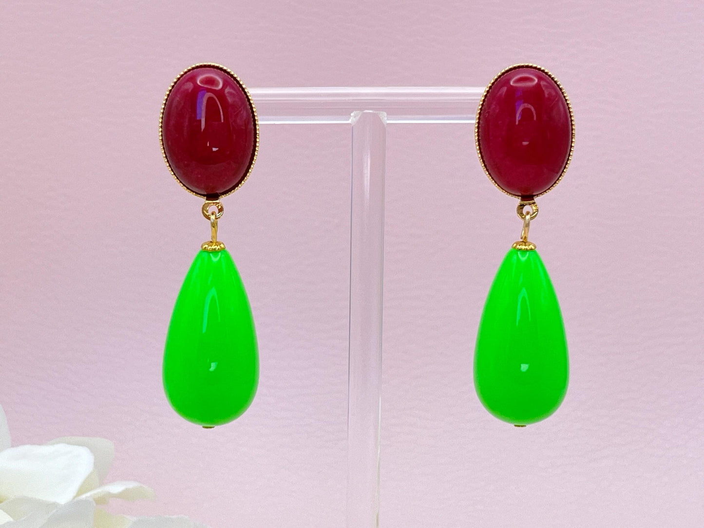 Tropfenohrringe, Statement Ohrringe mit Resintropfen in Neon Grün an vergoldeten Steckern mit Jade Cabochons in Fuchsia - Laury goes Verona