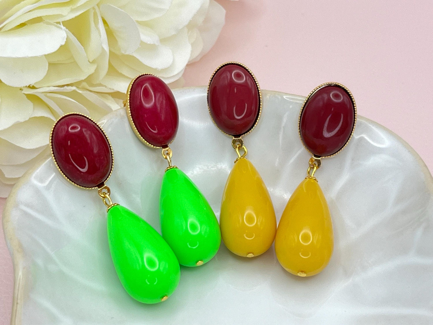 Tropfenohrringe, Statement Ohrringe mit Resintropfen in Neon Grün an vergoldeten Steckern mit Jade Cabochons in Fuchsia - Laury goes Verona