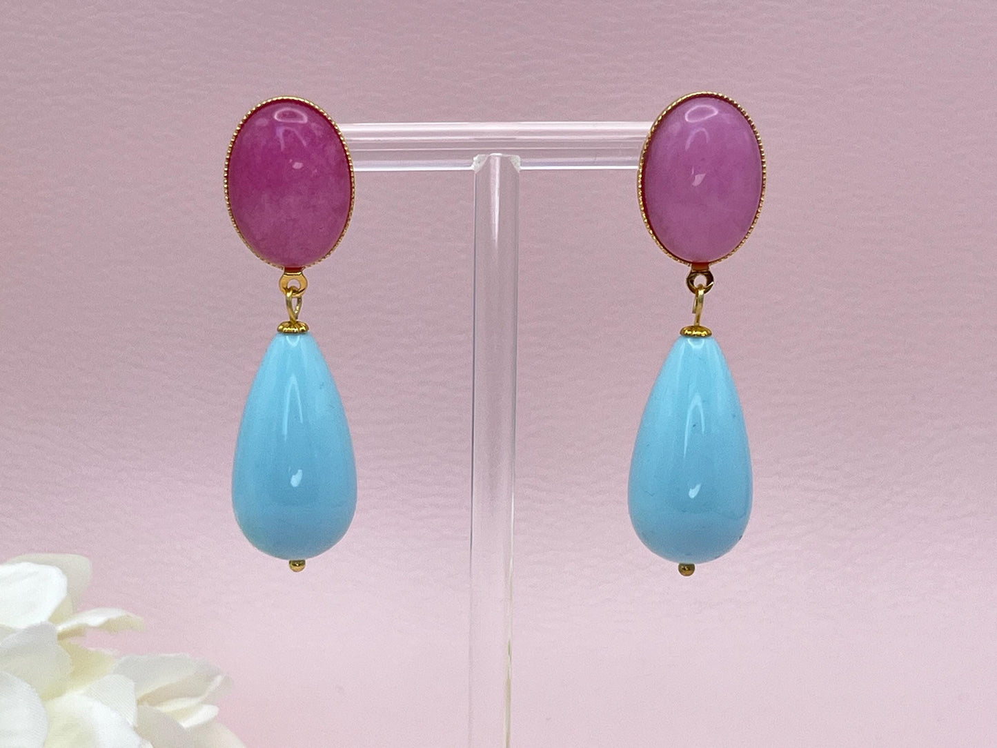Tropfenohrringe, Statement Ohrringe mit Resintropfen in Hellblau an vergoldeten Steckern mit Rosa Cabochons - Laury goes Verona