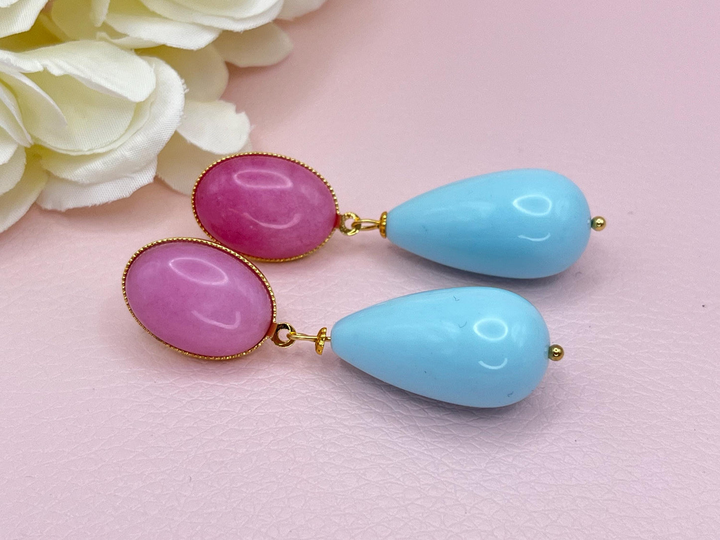 Tropfenohrringe, Statement Ohrringe mit Resintropfen in Hellblau an vergoldeten Steckern mit Rosa Cabochons - Laury goes Verona