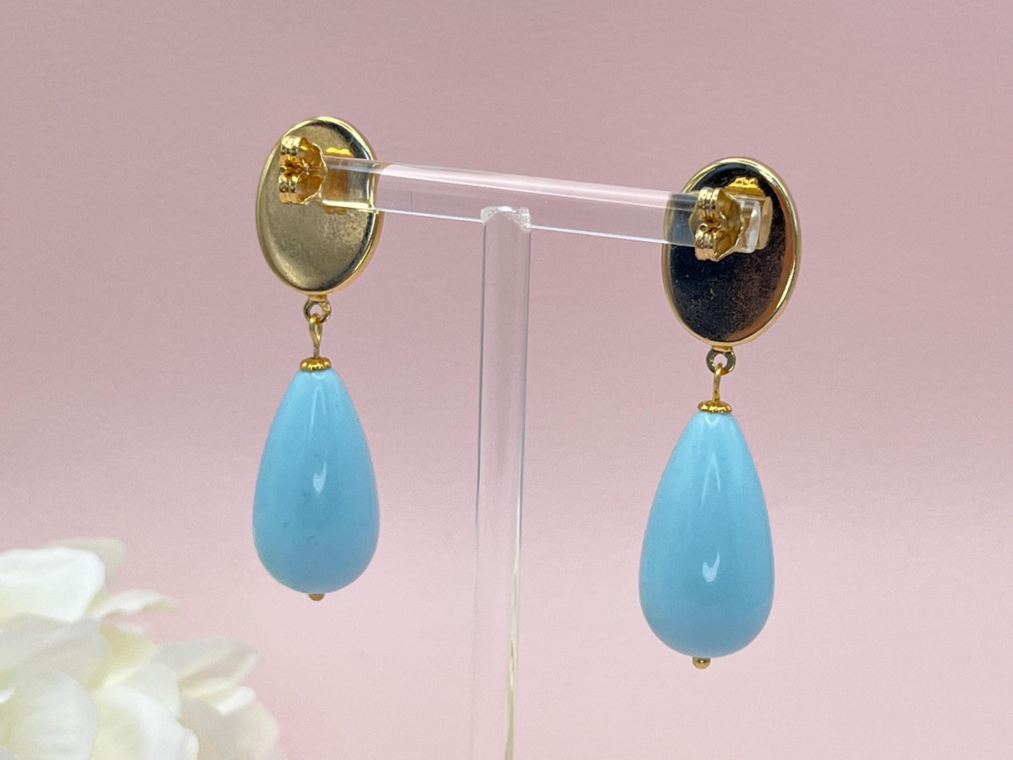 Tropfenohrringe, Statement Ohrringe mit Resintropfen in Hellblau an vergoldeten Steckern mit Rosa Cabochons - Laury goes Verona