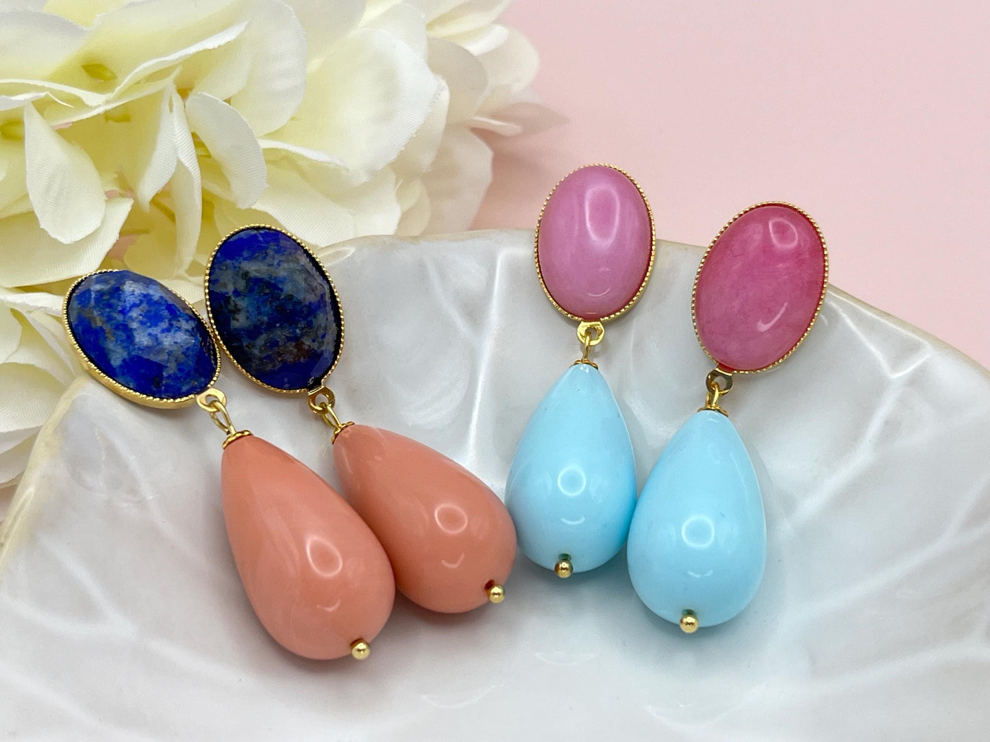 Tropfenohrringe, Statement Ohrringe mit Resintropfen in Koralle an vergoldeten Steckern mit Lapislazuli Cabochons - Laury goes Verona