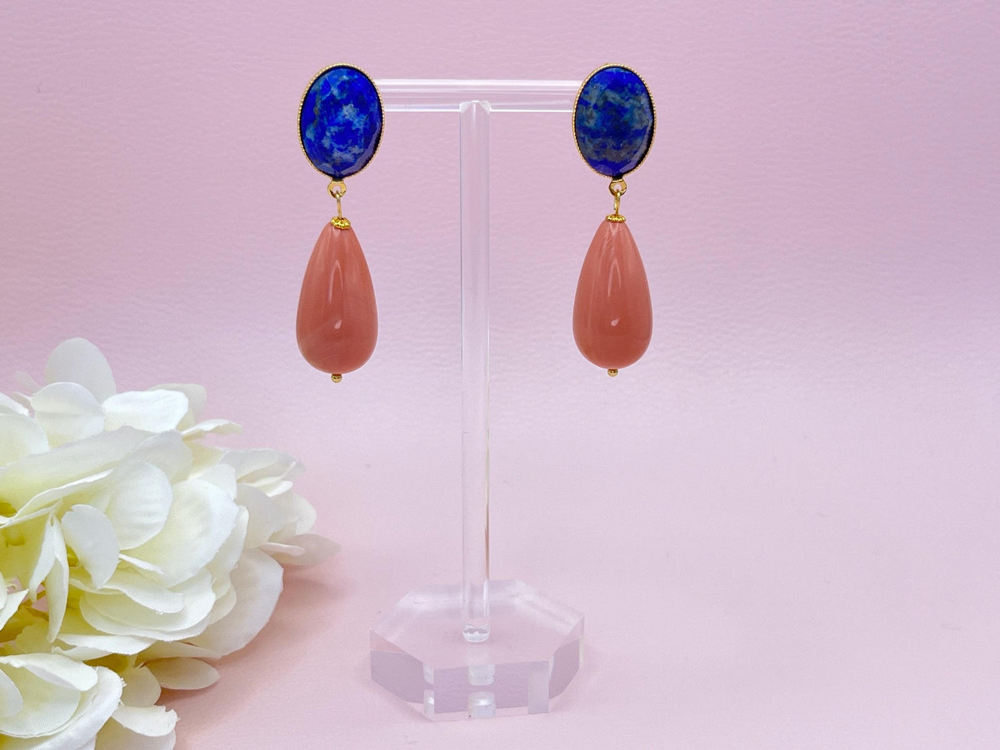 Tropfenohrringe, Statement Ohrringe mit Resintropfen in Koralle an vergoldeten Steckern mit Lapislazuli Cabochons - Laury goes Verona