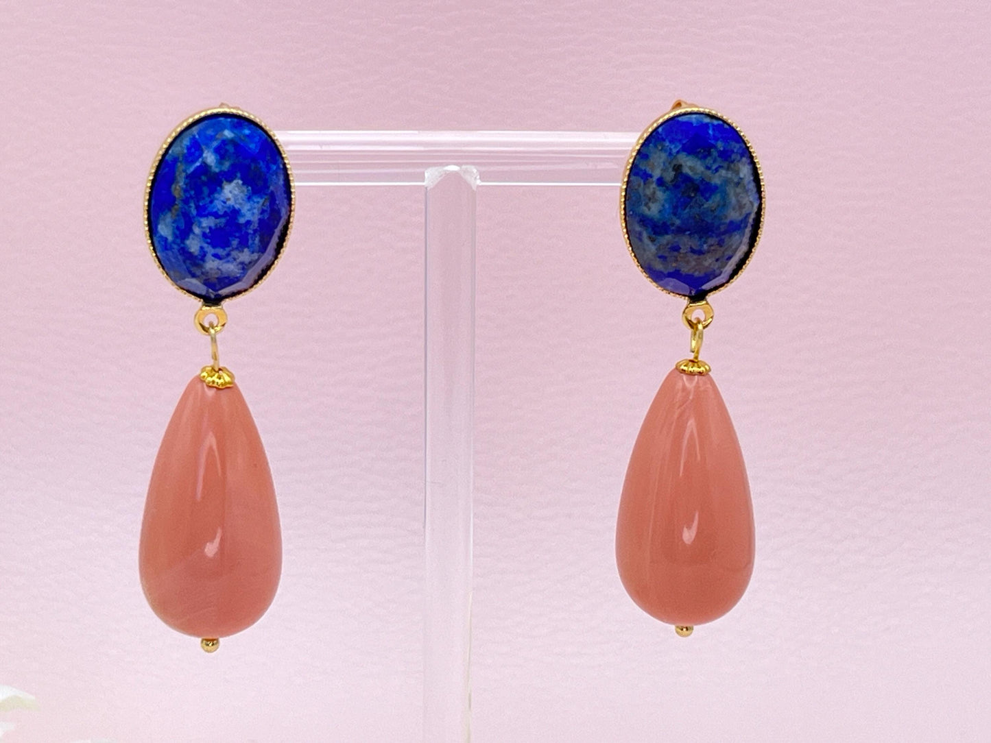 Tropfenohrringe, Statement Ohrringe mit Resintropfen in Koralle an vergoldeten Steckern mit Lapislazuli Cabochons - Laury goes Verona