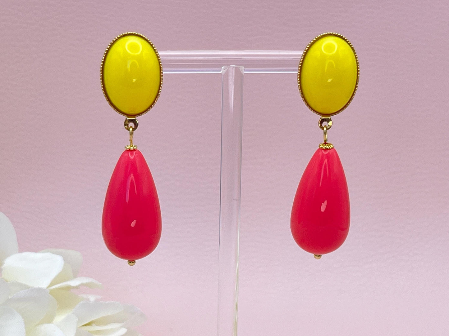 Tropfenohrringe, Statement Ohrringe mit Resintropfen in Pink an vergoldeten Steckern mit gelben Cabochons - Laury goes Verona