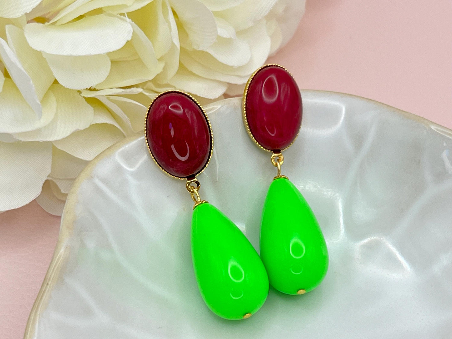 Tropfenohrringe, Statement Ohrringe mit Resintropfen in Neon Grün an vergoldeten Steckern mit Jade Cabochons in Fuchsia - Laury goes Verona