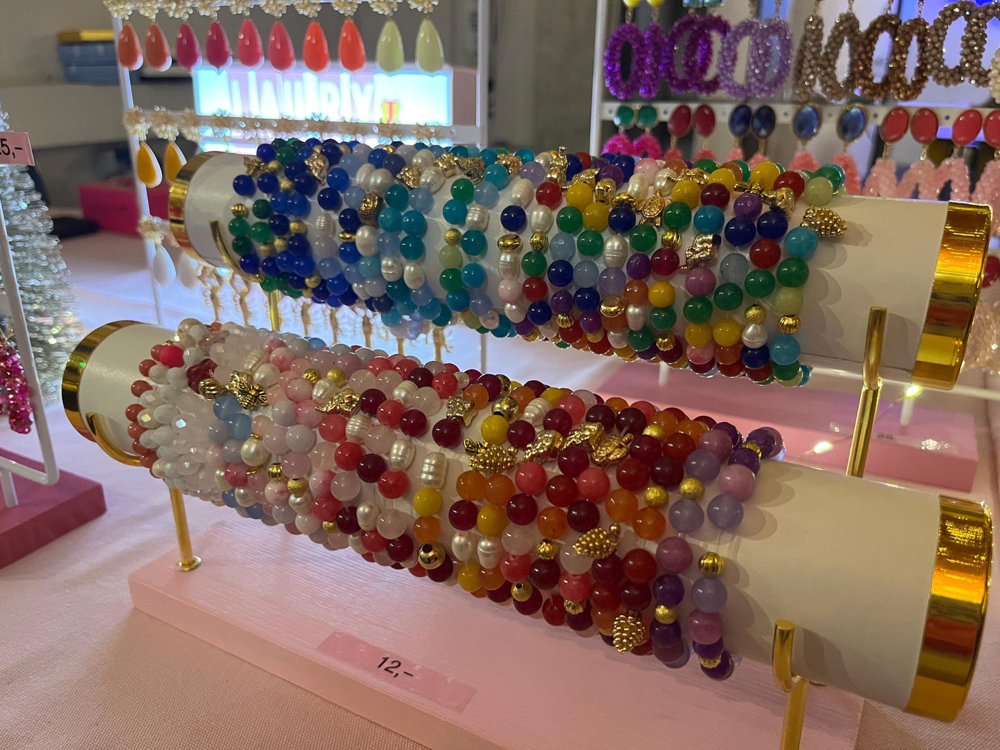 Armband aus glitzernden Facettperlen in Rosa mit rotem Kleeblatt aus Kristallglas, Freundschaftsarmband - Laury goes Kronberg