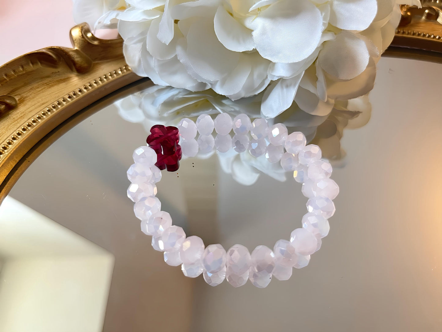 Armband aus glitzernden Facettperlen in Rosa mit rotem Kleeblatt aus Kristallglas, Freundschaftsarmband - Laury goes Kronberg