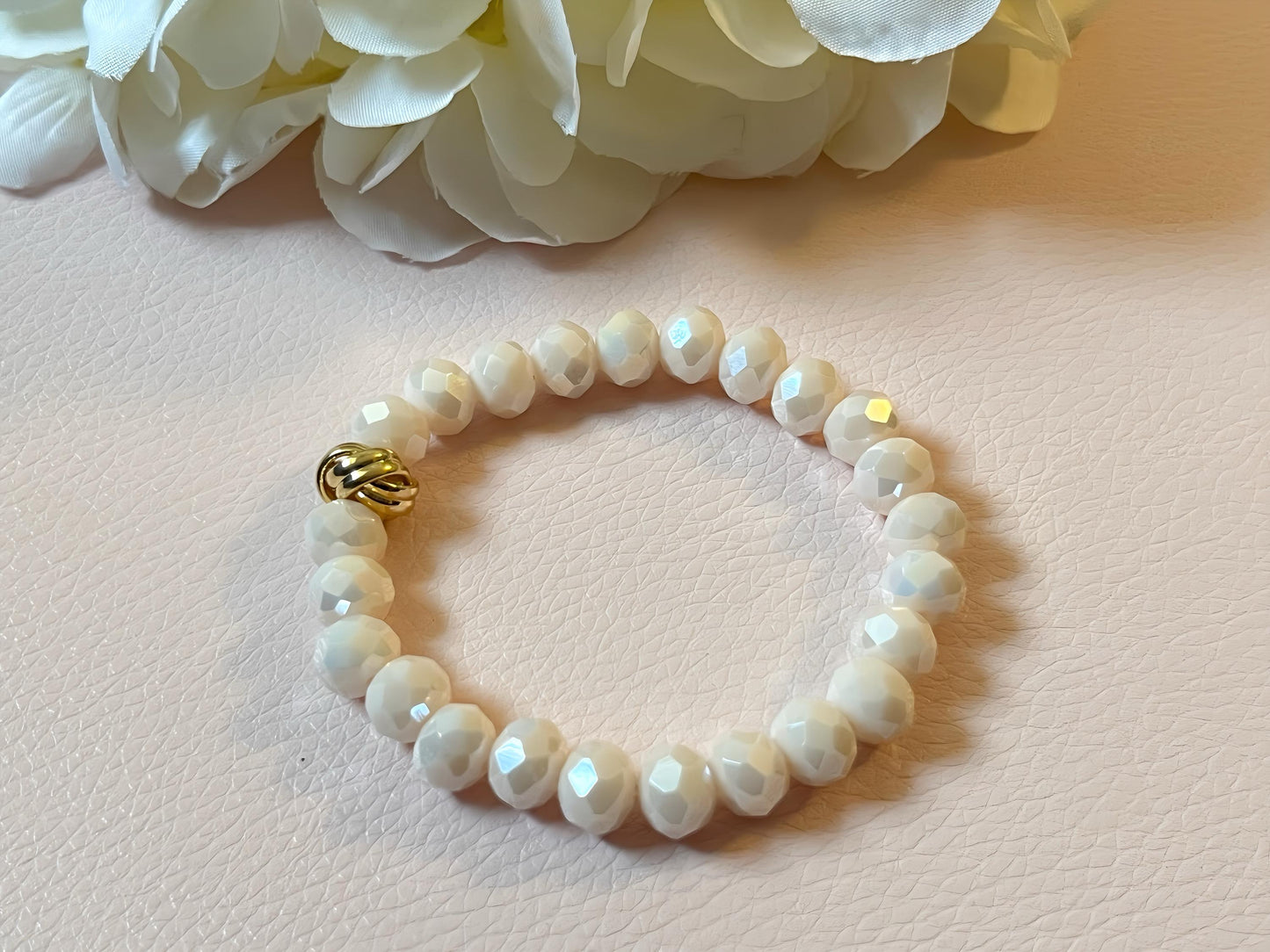Armband aus glitzernden Facettperlen in Creme mit goldenem Knoten, elegantes Freundschaftsarmband - Laury goes Kronberg